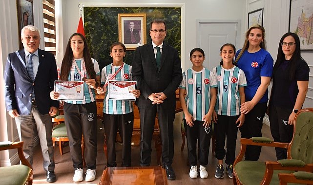 Kazandıkları madalyaların mutluluğunu kaymakamla paylaştılar
