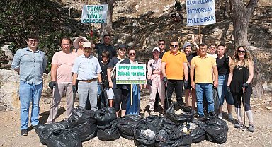 Kemer'de yabancı uyruklu kadınlar belediye ile birlikte poşetler dolusu çöp topladı