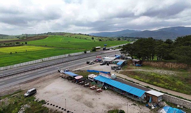 Kemikli Rampaları'ndaki barakalar hem trafik güvenliğini tehdit ediyor hem de mesire alanını engelliyor