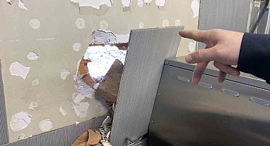 Kepçenin çarptığı iş yerinin duvarı hasar gördü