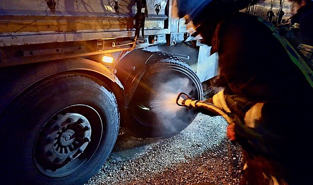 Kereste yüklü tırdan dumanlar yükseldi, itfaiye müdahale etti