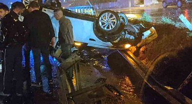 Keşan'da virajı alamayarak bariyerlere çarpan otomobildeki 3 kişi yaralandı