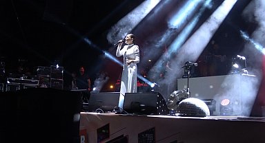 Kilis'te vatandaşlar Merve Özbey ile coştu