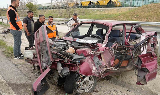 Kırıkkale'de bariyerlere çarpan otomobil hurdaya döndü: Karı-koca yaralandı