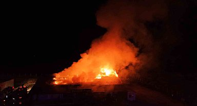 Kırıkkale'de dinlenme tesisinin çatısı alev alev yandı