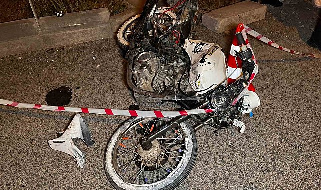Kırmızı ışıkta geçen motosiklet sürücüsü minibüse çarptı: 1 ölü