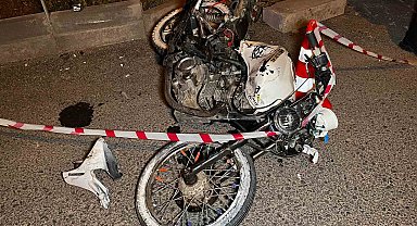 Kırmızı ışıkta geçen motosiklet sürücüsü minibüse çarptı: 1 ölü