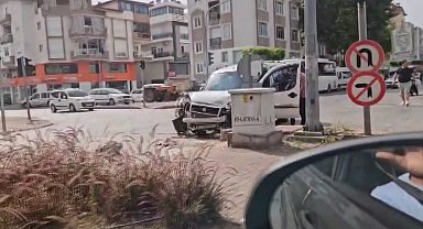 Kırmızı ışıkta geçen otomobil hafif ticari araçla çarpıştı, sürücüler yardım etmeden yollarına devam etti