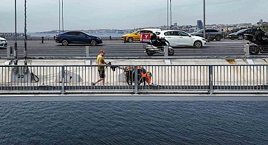 Kıtalar arası yürüyüşte tarihi an: Karl Bushby 15 Temmuz Şehitler Köprüsü'nü yürüyerek geçti