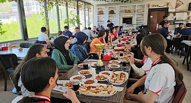 Kız voleybol takımları beldeye 2 kupa kazandırdı