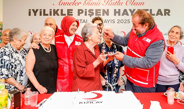Kızılay'dan Anneler Günü'ne özel kutlama
