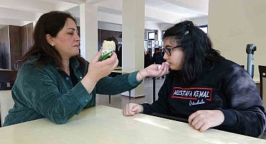 Kızının hayalleri için engel tanımıyor