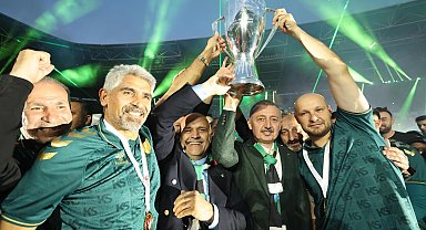 Kocaeli şampiyonluk kupasını kaldırdı!
