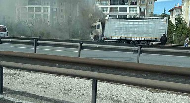 Kocaeli'de alevlere teslim olan tır, itfaiye ekiplerince söndürüldü
