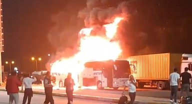 Kocaeli'de park halindeki otobüs alev alev yandı