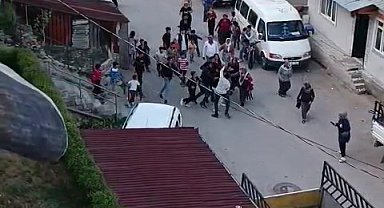 Kocaeli'deki iki grubun kavgasında tuğlalar havada uçuştu