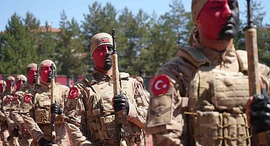 Komandoların 19 Mayıs gösterisi ile hayran bıraktı
