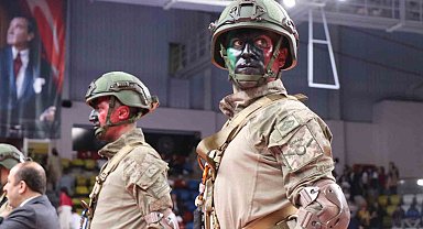 Komandoların gösterisi dakikalarca alkışlandı