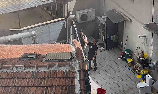 Komşusunun çatısında çıkan yangını terasından film gibi izledi