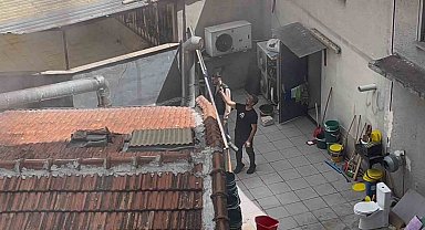 Komşusunun çatısında çıkan yangını terasından film gibi izledi