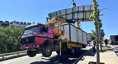 Konteyner yüklü vinç yönlendirme levhasına takıldı, kamyon adeta şaha kalktı