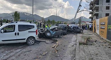 Kontrolden çıkan beton mikseri park halindeki 8 aracı biçti
