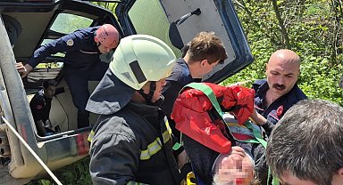 Kontrolden çıkan hafif ticari araç devrildi: 2 yaralı