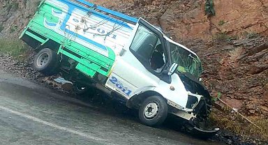 Kontrolden çıkan kamyonet kayalığa çarptı: 1 ölü, 1 yaralı