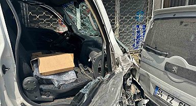 Kontrolden çıkan kamyonet önce park halindeki 5 araca sonra duvara çarptı
