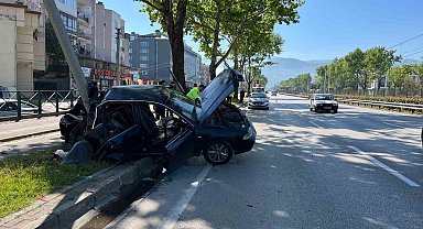 Kontrolden çıkan otomobil aydınlatma direğine çarptı: 1'i ağır 2 yaralı