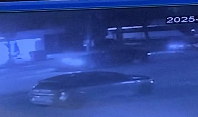 Kontrolden çıkan otomobil aydınlatma direğine çarptı: 2 yaralı