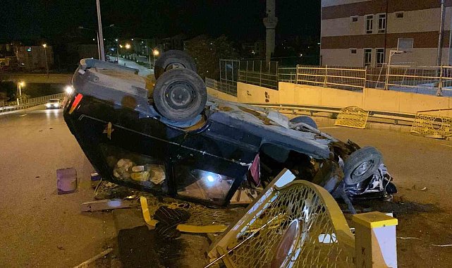 Kontrolden çıkan otomobil demir korkuluğa çarparak ters döndü