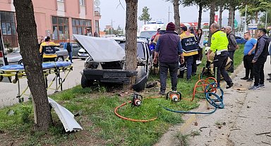 Kontrolden çıkan otomobil refüjdeki ağaca çarptı: 2 yaralı