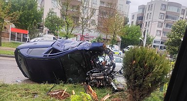 Kontrolden çıkan otomobil refüje çarptı: 2 yaralı