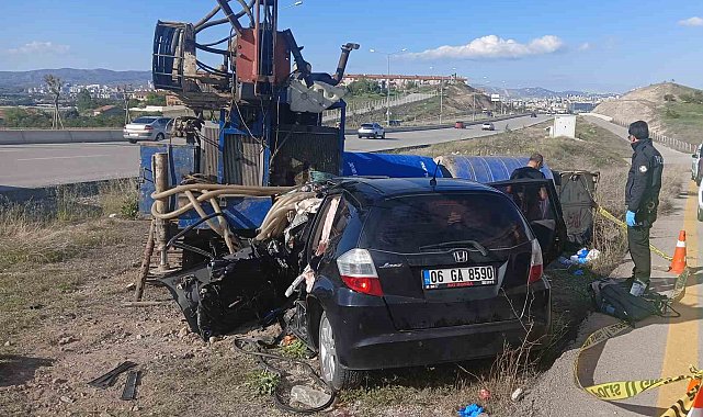 Kontrolden çıkan otomobil sondaj makinesine çarptı: Anne ve oğlu hayatını kaybetti
