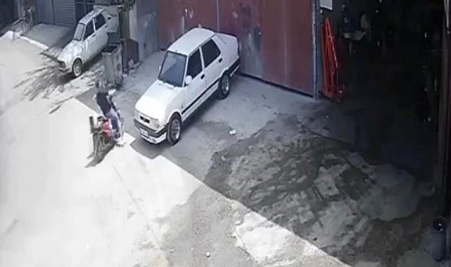 Kontrolden çıkan şarjlı bisiklet demir kapıya çarparak durdu