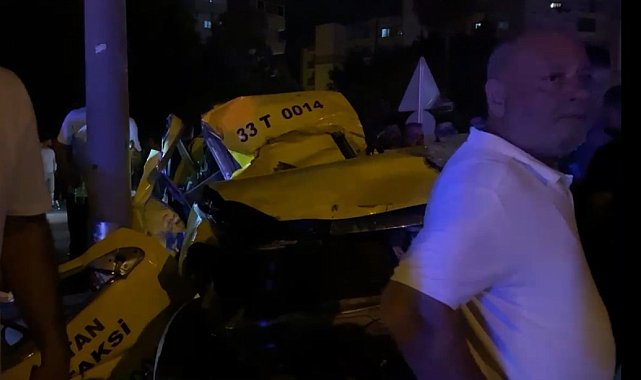 Kontrolden çıkan taksi elektrik direğine çarptı: 2 ölü