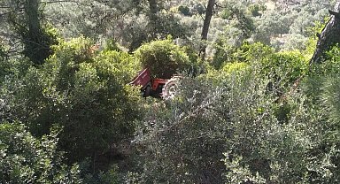 Kontrolden çıkan traktör ormanlık alana devrildi: 2 yaralı