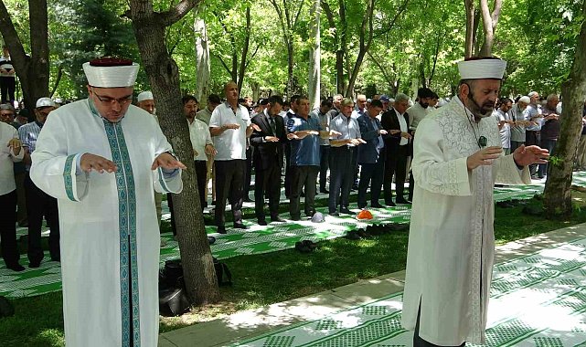 Konya'da Namazgah'ta eller yağmur için semaya kalktı