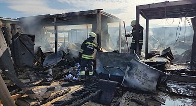 Konya'da okul inşaatında 7 konteyner yandı