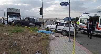 Konya'da otomobil ile kamyonet çarpıştı, yaşlı çift hayatını kaybetti