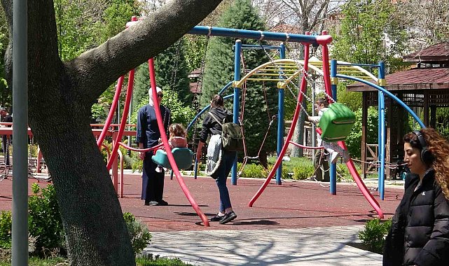 Konya'da vatandaşlar yağışlı haftanın sonunu güneşli havada parklarda değerlendirdi