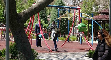Konya'da vatandaşlar yağışlı haftanın sonunu güneşli havada parklarda değerlendirdi