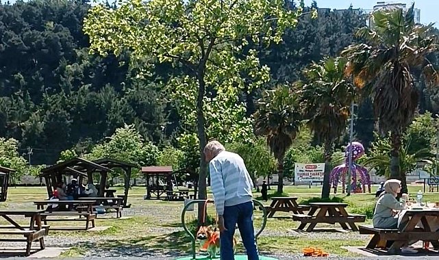 Köpeğin park keyfi görenlere tebessüm ettirdi