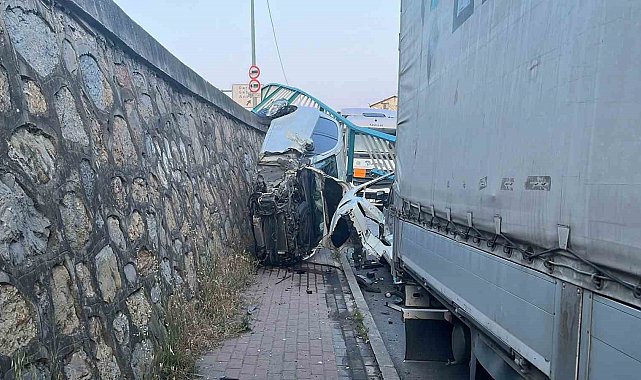 Korkulukları yıkan otomobil duvarda asılı kaldı, sürücü burnu bile kanamadan kurtuldu
