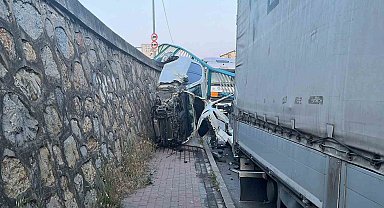 Korkulukları yıkan otomobil duvarda asılı kaldı, sürücü burnu bile kanamadan kurtuldu