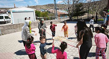 Koruma altındaki çocuklar ile köy okulu öğrencileri arasında şölen tadında etkinlik