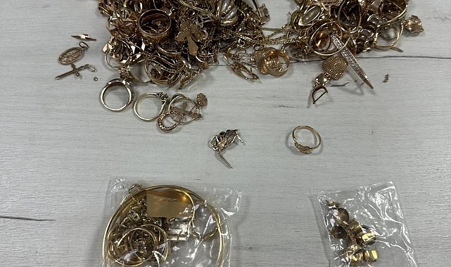Kot pantolon arasına gizledikleri ve vücutlarına sardıkları 4.6 kilogram altın mücevherle yakalandılar