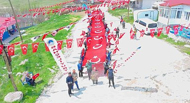 Köyde 24 metrelik Türk bayrağıyla yürüyüş gerçekleştirildi