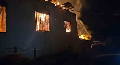 Köyde çıkan yangında 3 ev küle döndü